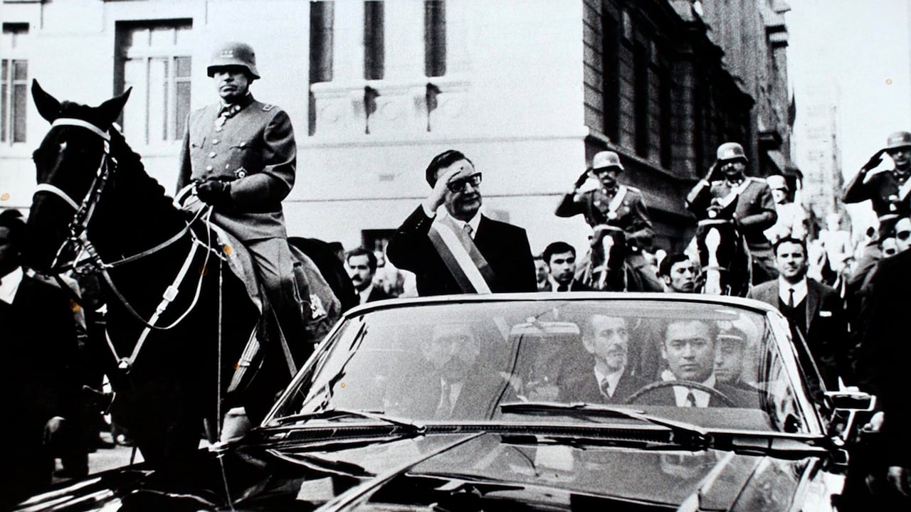 En esta imagen de archivo, el presidente de Chile, Salvador Allende, saluda desde un vehículo descapotable mientras el general Augusto Pinochet avanza a caballo a la izquierda, en Santiago, Chile, el 21 de mayo de 1972. (AP Foto/archivo)