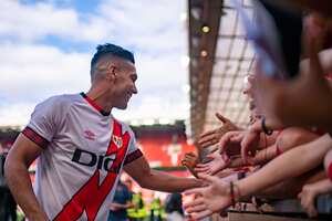 Falcao saluda a hinchas de Manchester United en Old Trafford