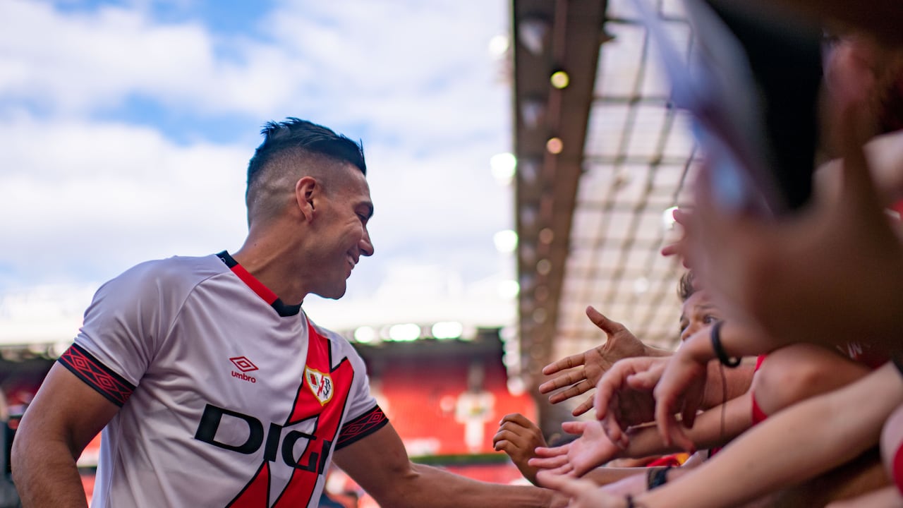 Falcao saluda a hinchas de Manchester United en Old Trafford