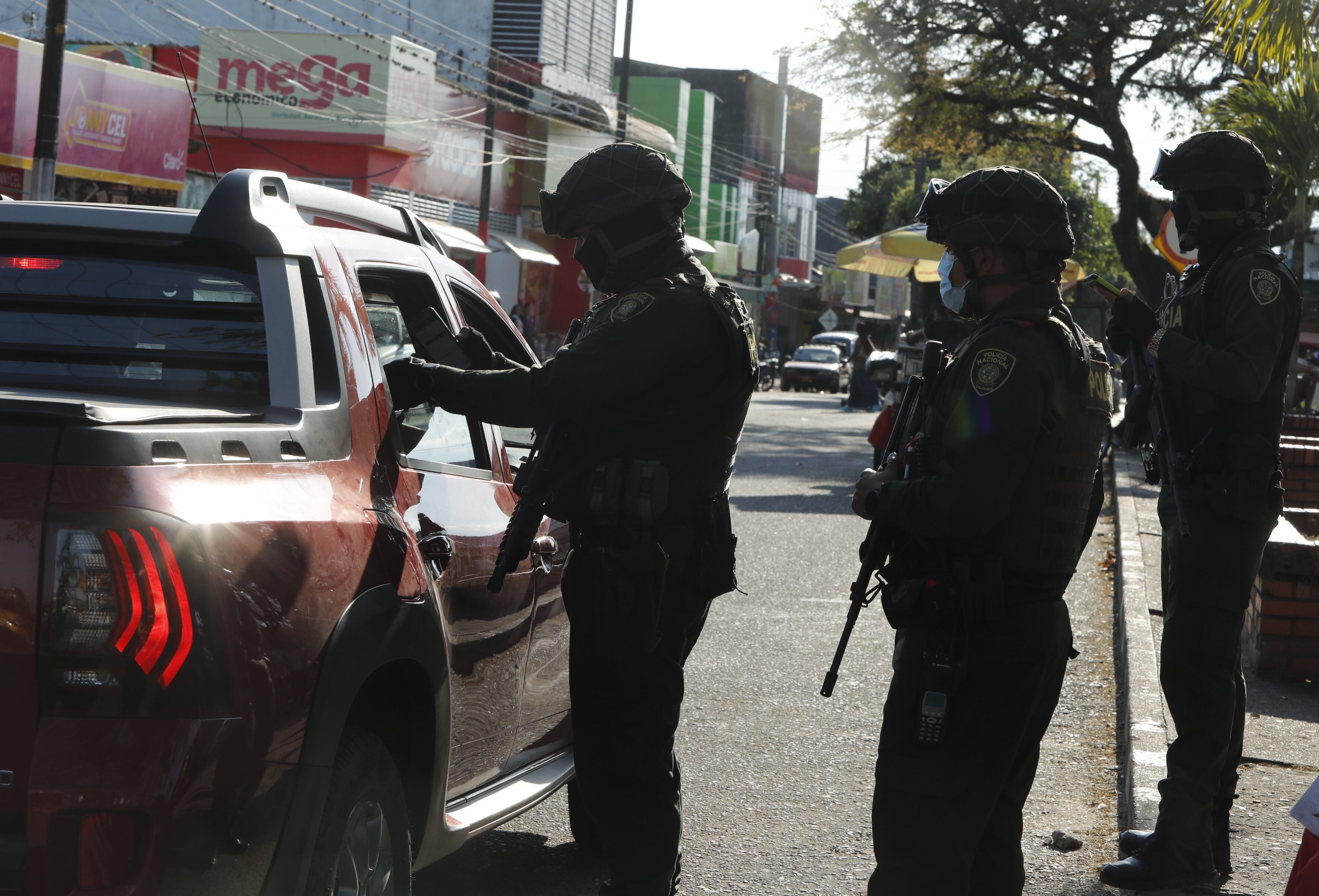 Retenes Policía en Tame Arauca
