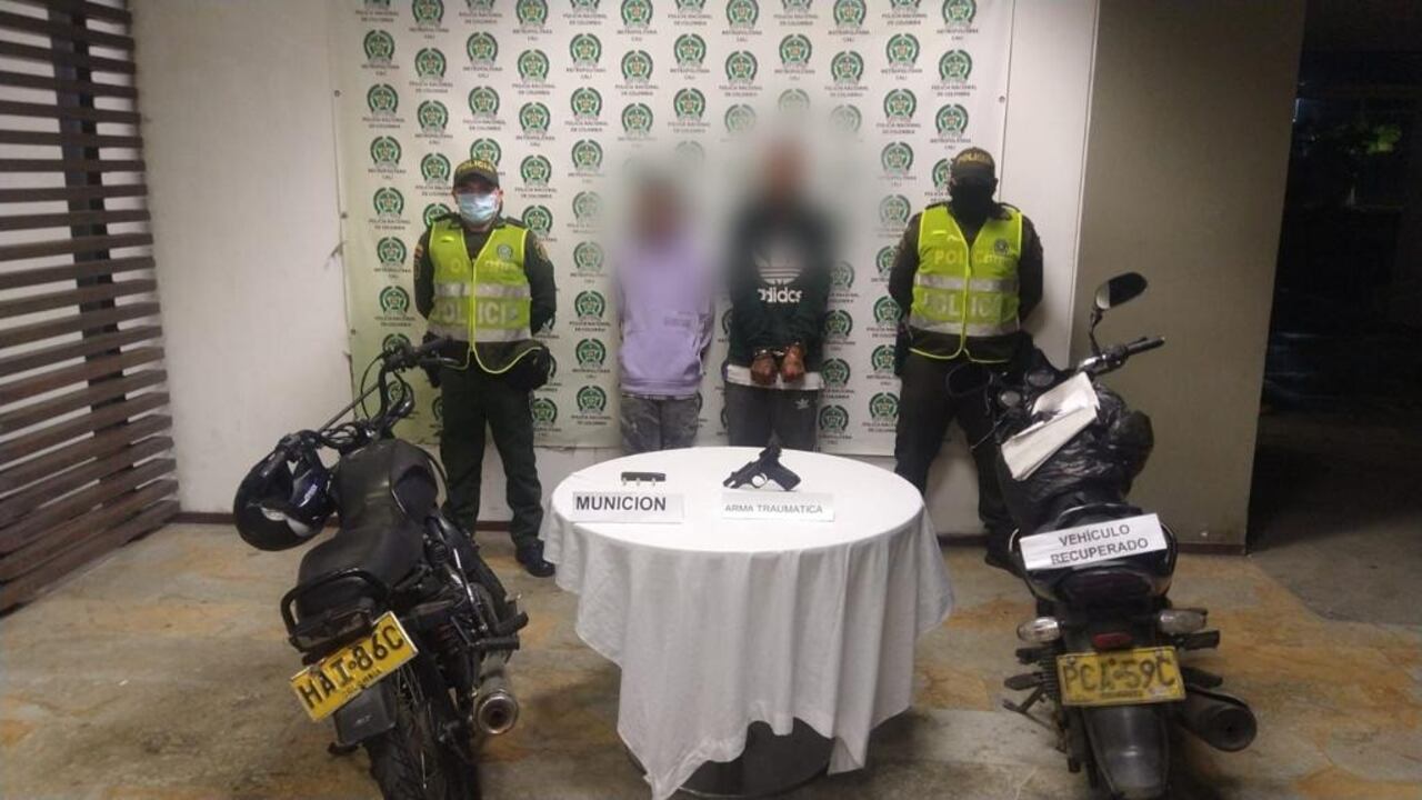 También se les halló una arma traumática.