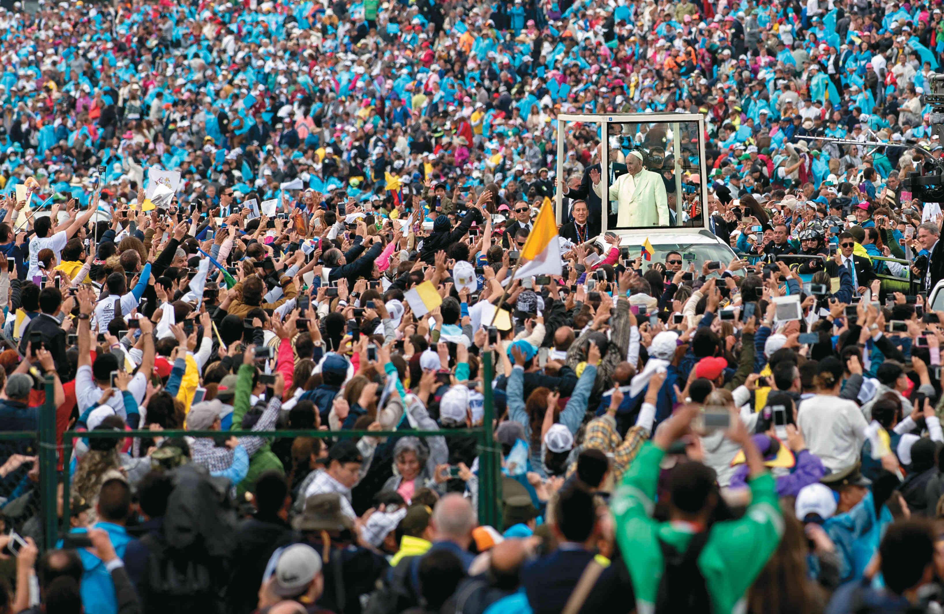 El papa Francisco es recibido por miles de feligreses el sábado 9 de septiembre de 2017, en el Parque Simón Bolívar, en Bogotá, durante su visita a Colombia.  Francisco presidió una misa frente a por lo menos un millón de personas. Foto: Carlos Julio Martínez / SEMANA