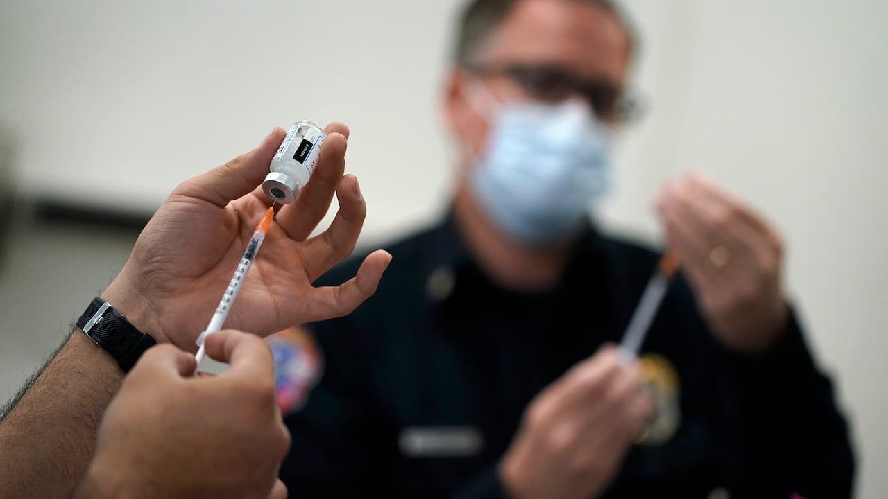 ¿Puede una persona vacunada contagiarse de coronavirus?