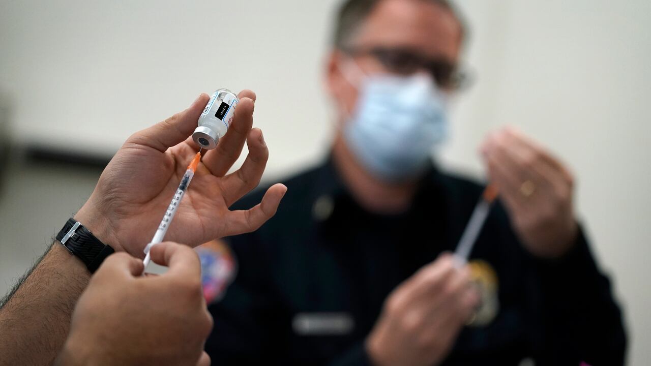 ¿Puede una persona vacunada contagiarse de coronavirus?