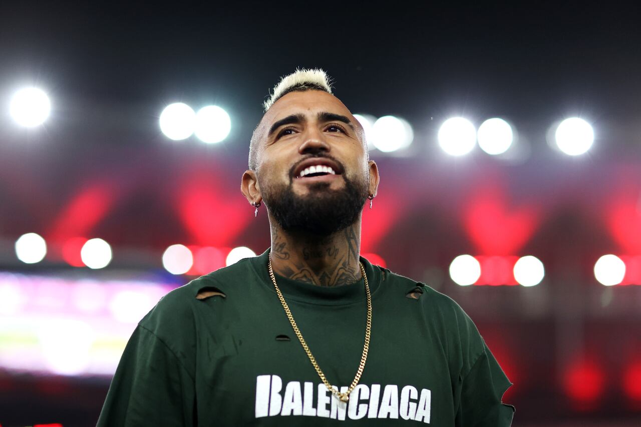 RIO DE JANEIRO, BRAZIL - JULY 13: Arturo Vidal new signing of Flamengo smiles prior to a Copa Do Brasil 2022 Round of Sixteen second leg match between Flamengo and Atletico Mineiro at Maracana Stadium on July 13, 2022 in Rio de Janeiro, Brazil. (Photo by Buda Mendes/Getty Images)