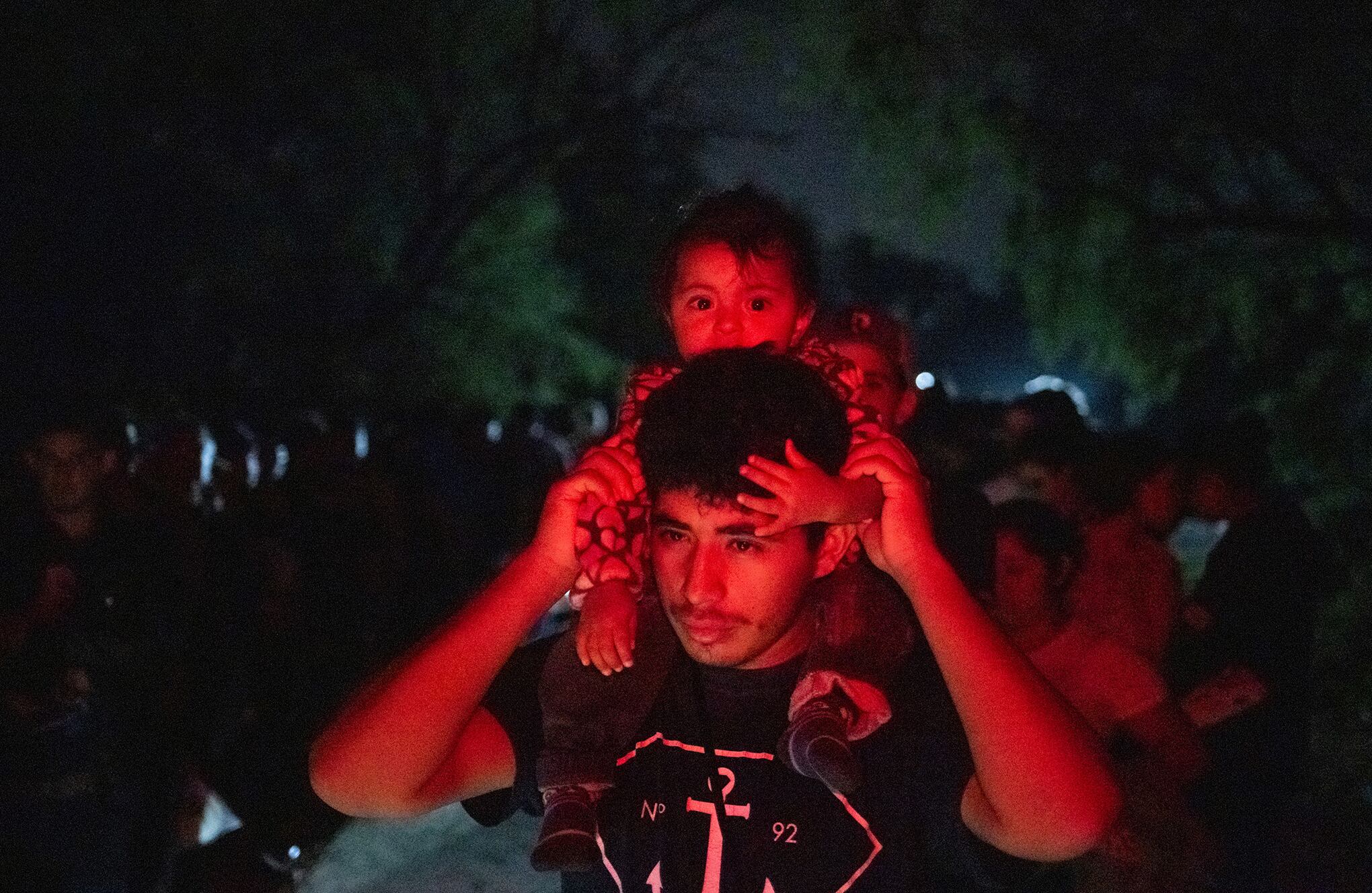 Migrantes cruzan Río Grande hacia EE.UU.