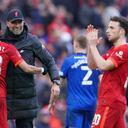Luis Díaz se abraza con Jürgen Klopp, mientras Diogo Jota aplaude a la tribuna local