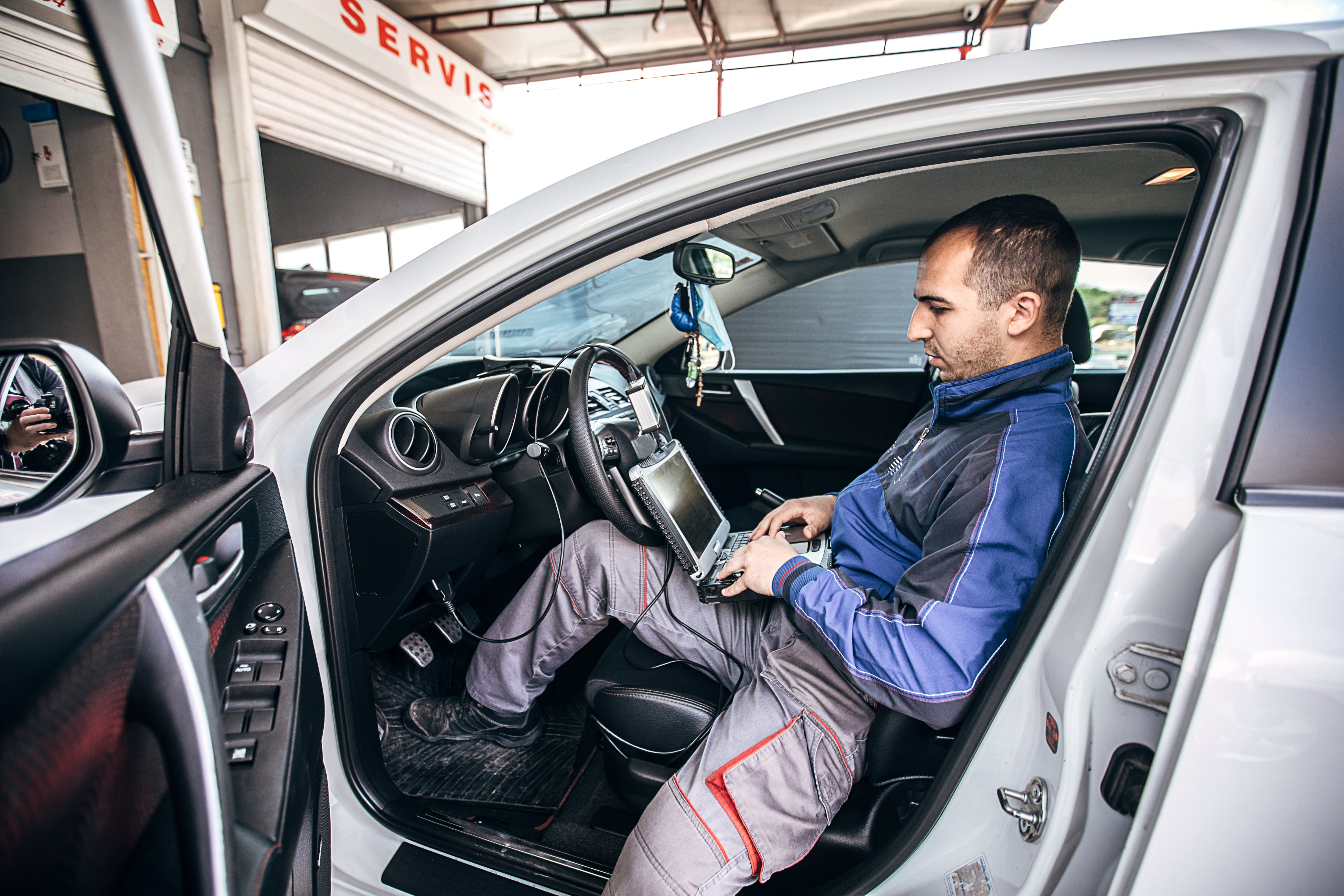 Revisión técnico-mecánica / Revisión de un carro / Revisión carro / Mecánico / Mecánico carro / Mécanico de carros