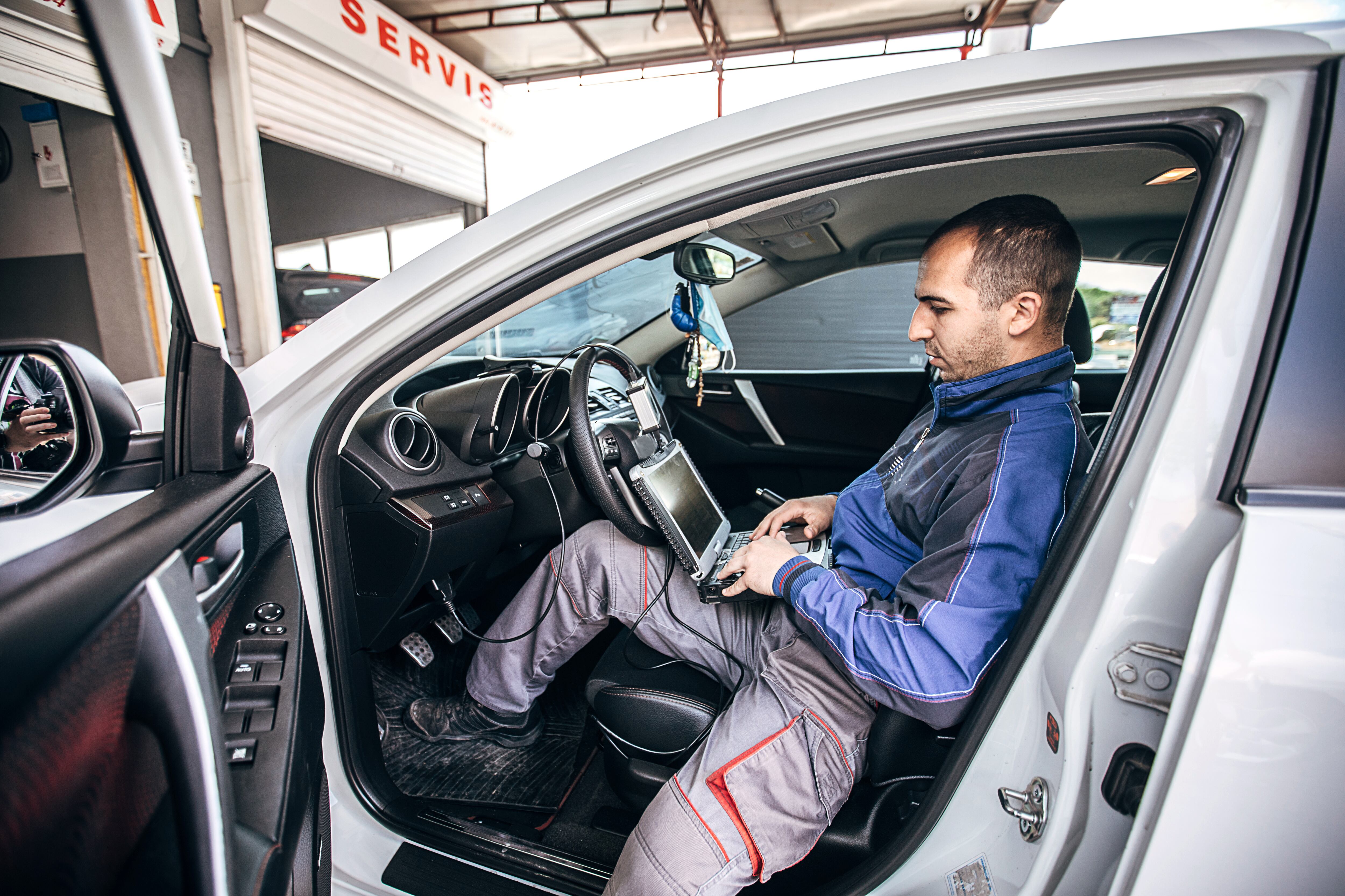 Revisión técnico-mecánica / Revisión de un carro / Revisión carro / Mecánico / Mecánico carro / Mécanico de carros