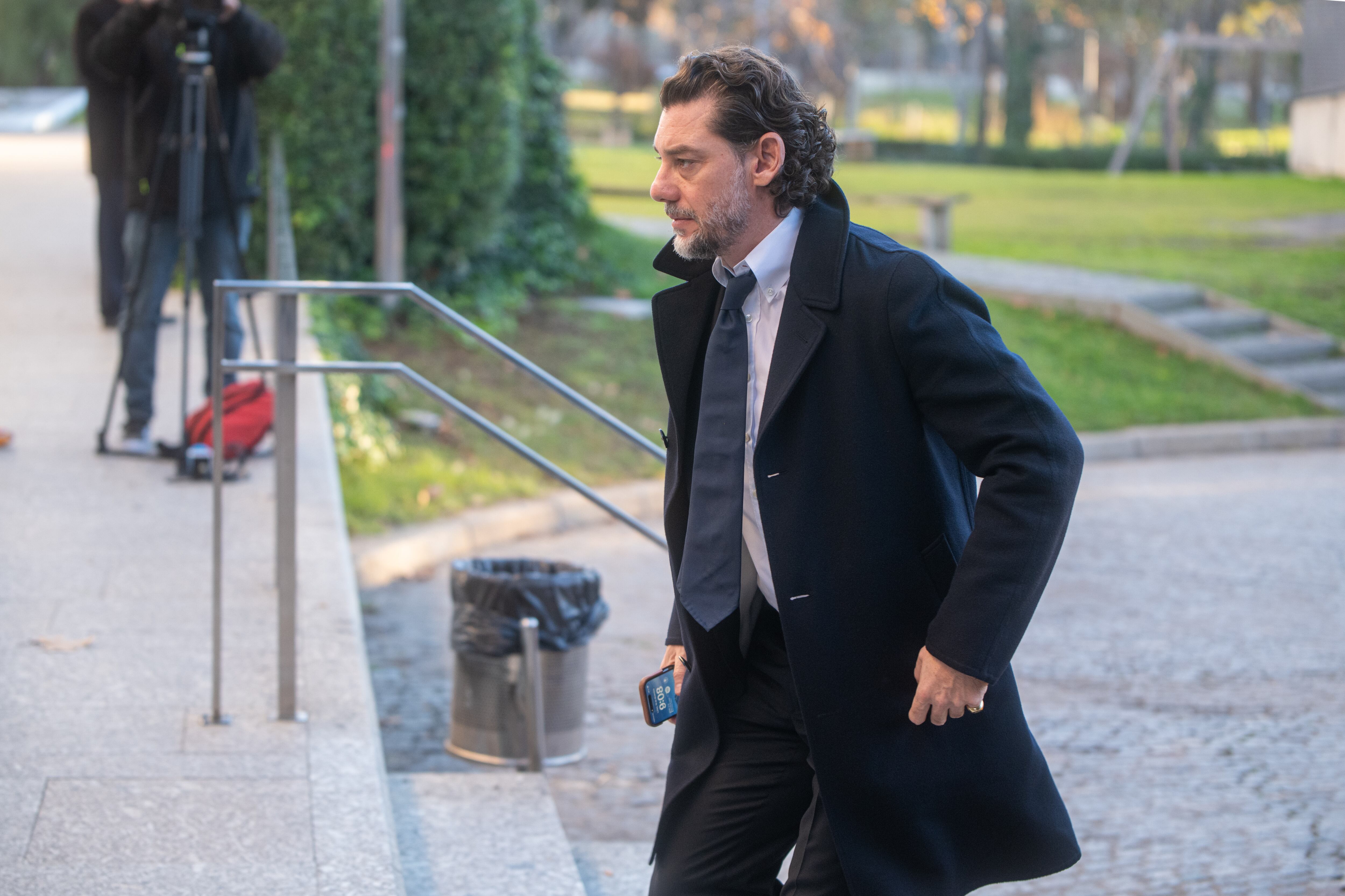 Jonathan Andic, hijo mayor de Isak Andic, llega a la capilla funeraria del fundador de Mango, Isak Andic, en el Tanatori Les Corts, el 16 de diciembre de 2024 en Barcelona, ​​Cataluña, España.