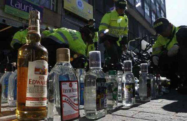 Como en otras ocasiones, las autoridades encontraron trago adulterado y de contrabando escondido en los viejos edificios de la zona.