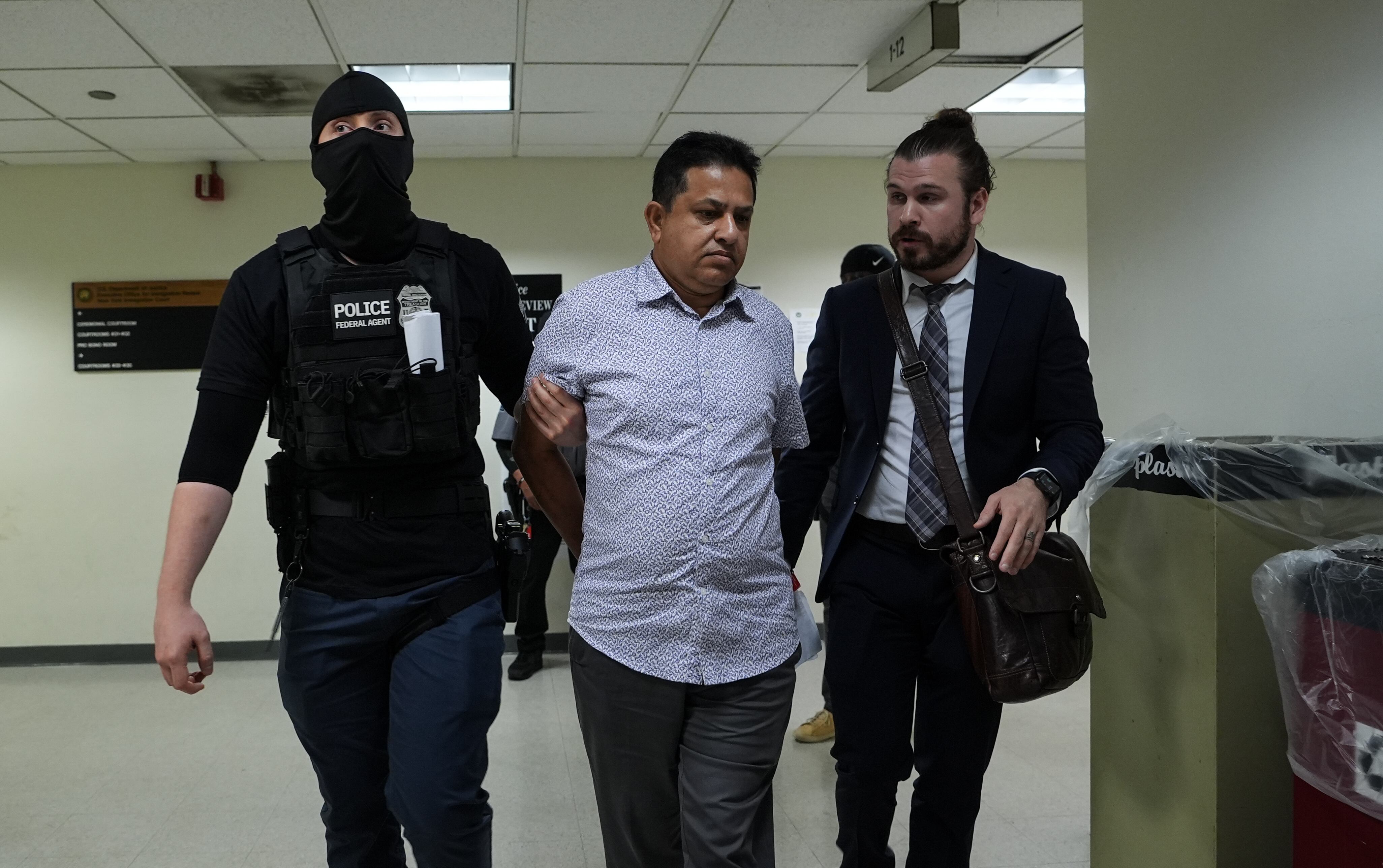 Las detenciones, que ocurrieron poco después de las comparecencias en corte, han suscitado críticas de los defensores de los derechos de los inmigrantes, quienes dicen que la aplicación de la ley en el tribunal socava el debido proceso y disuade a los miembros de la comunidad de buscar protección legal.