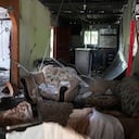 Una casa parcialmente derrumbada permanece en pie tras el terremoto que sacudió San Isidro, Panamá.