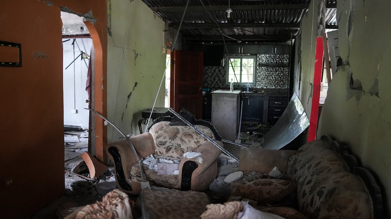 Una casa parcialmente derrumbada permanece en pie tras el terremoto que sacudió San Isidro, Panamá.