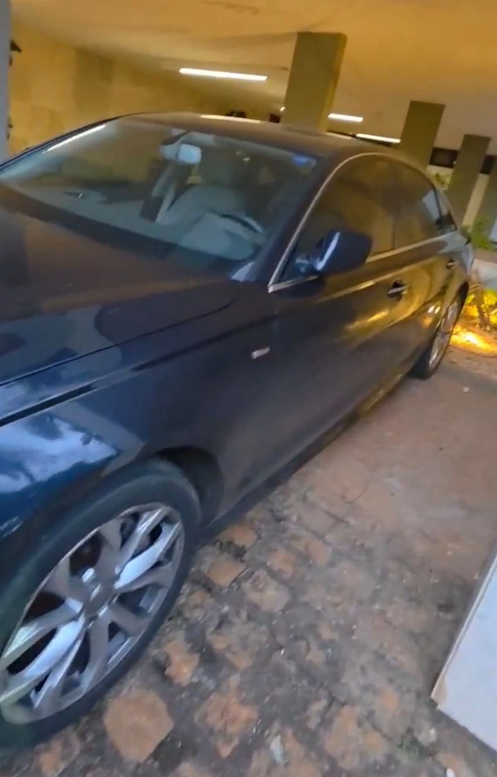 El vehículo oficial de la Embajada de Colombia en Brasil "sufrió un golpe que impactó su caja", reportó Alfredo Saade.