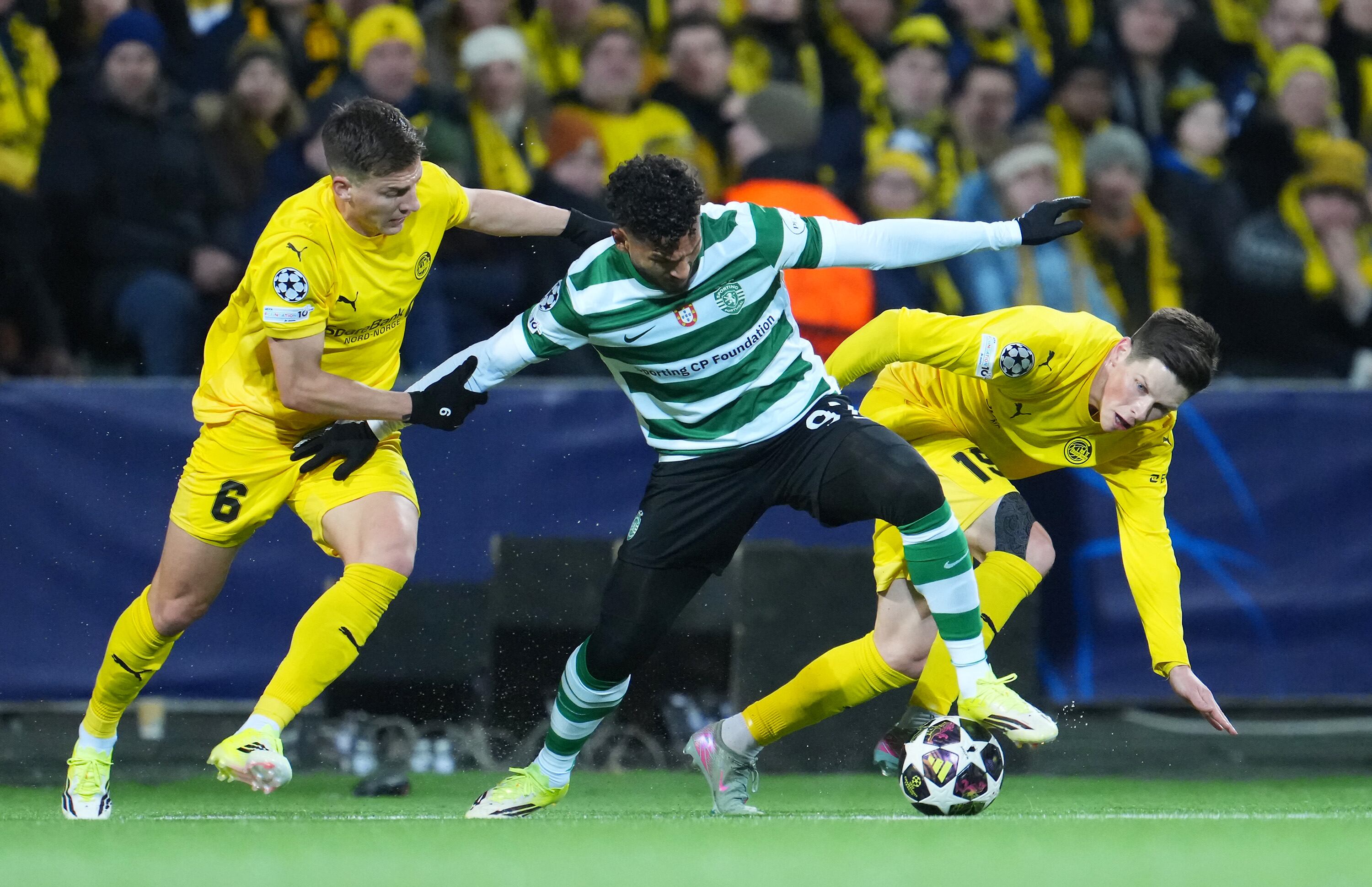 Luis Javier Suárez contra dos jugadores del Bodø/Glimt.