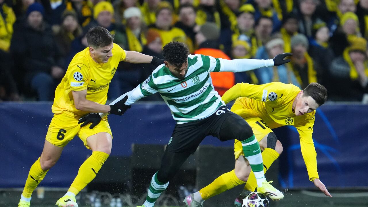 Luis Javier Suárez contra dos jugadores del Bodø/Glimt.