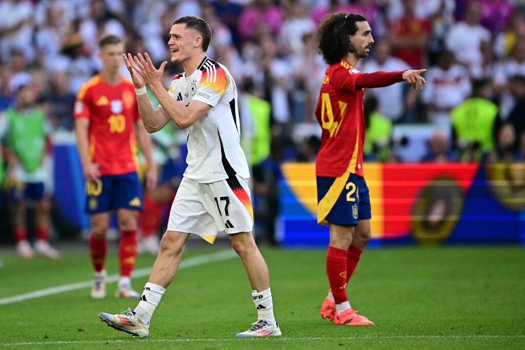 El centrocampista alemán #17 Florian Wirtz reacciona ante una oportunidad perdida junto al defensor español #24 Marc Cucurella durante el partido de fútbol de cuartos de final de la UEFA Euro 2024 entre España y Alemania en el Stuttgart Arena de Stuttgart el 5 de julio de 2024. (Foto de Tobias SCHWARZ /AFP)