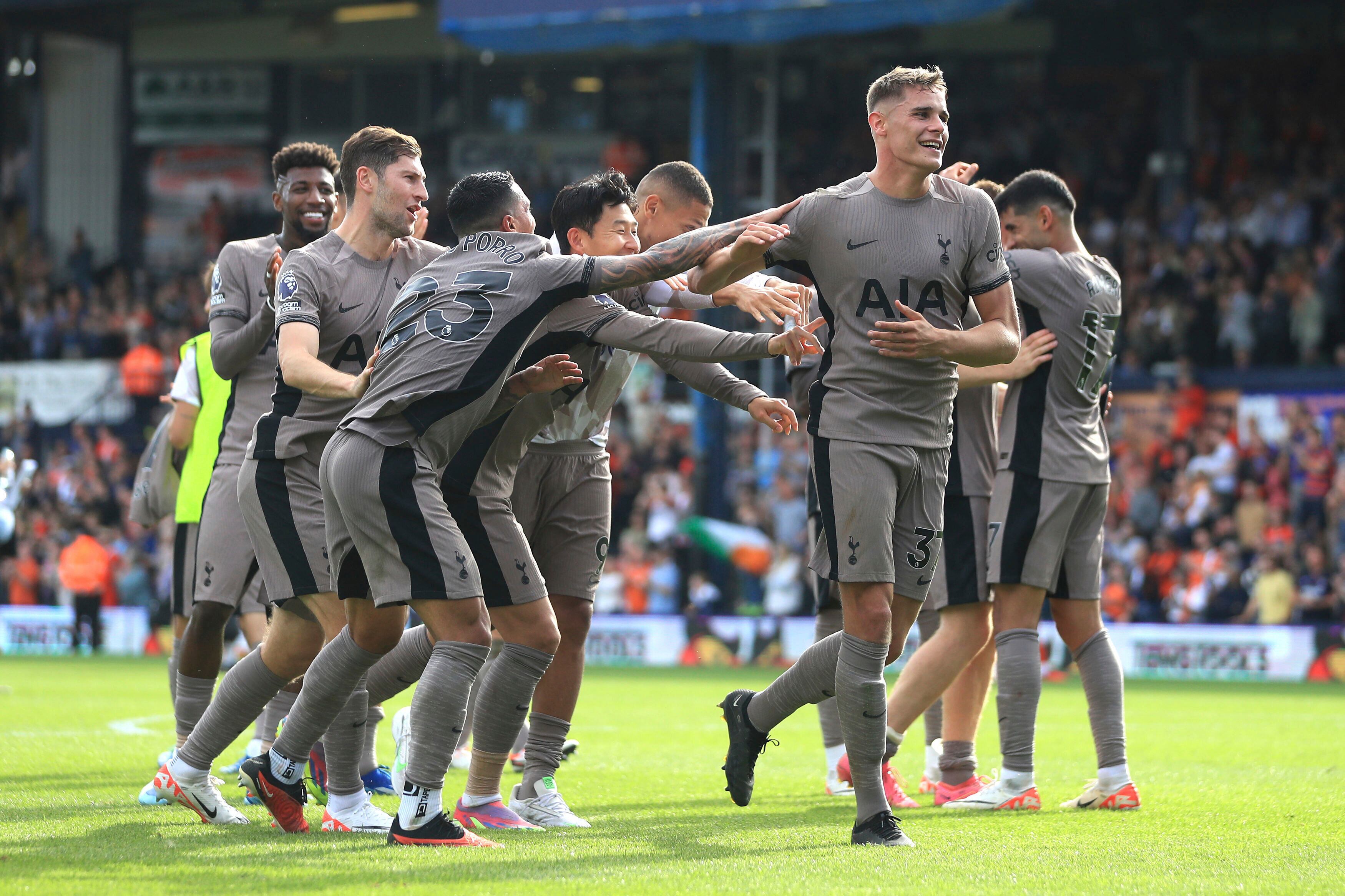 Micky van de Ven, del Tottenham Hotspur, a la derecha, es felicitado por sus compañeros de equipo después del pitido final del partido de fútbol de la Premier League inglesa entre Luton Town y Tottenham Hotspur, en Kenilworth Road, en Luton, Inglaterra, el sábado 7 de octubre de 2023. (Bradley Collyer /PA vía AP)