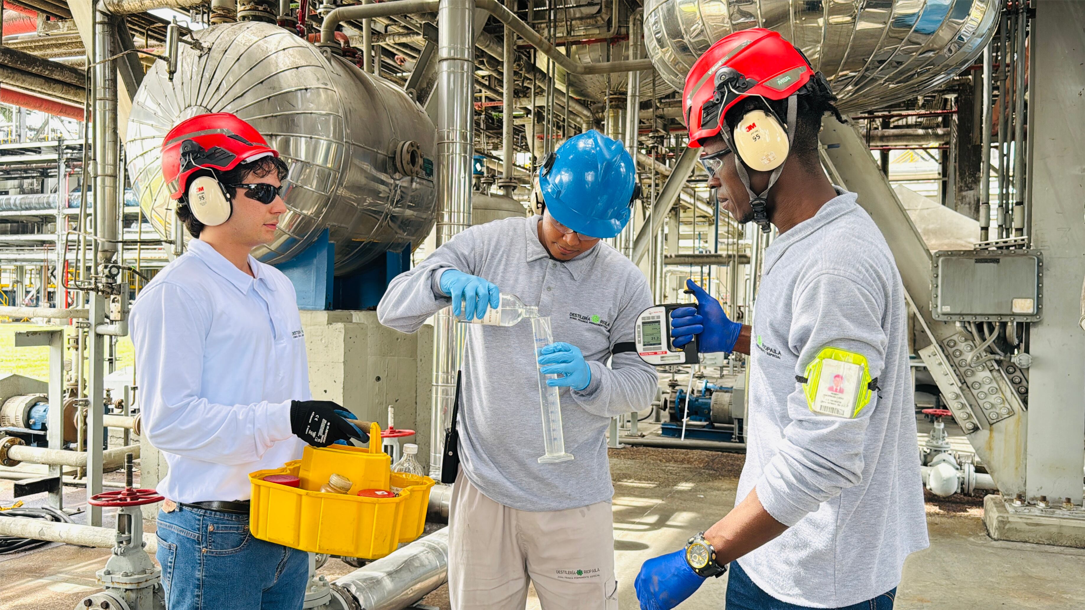 Riopaila Castilla produce alcohol carburante que aporta a la oxigenación de más de 450 mil vehículos en Colombia al año, contribuyendo al medioambiente.