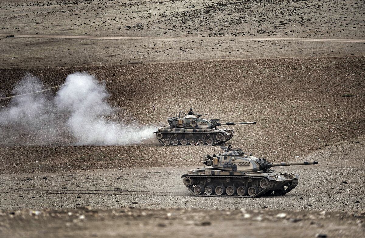 Tanques turcos toman posiciones a lo largo de la frontera Turco-Siria cerca a Suruc, Turquía. (AP)