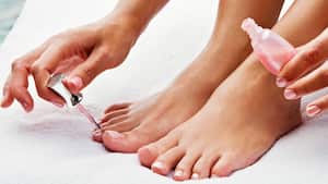 Las uñas postizas en los pies requieren mucho cuidado.