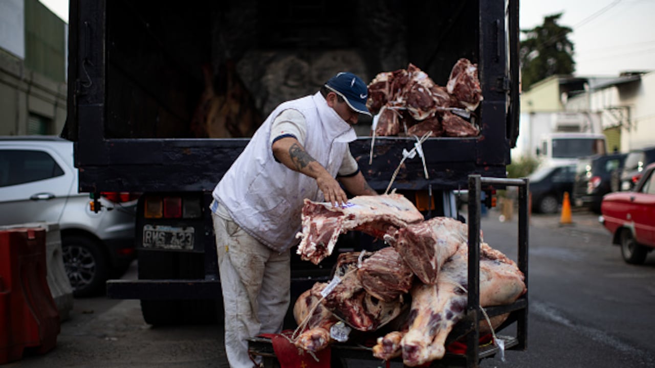 Un hombre descarga un camión con carne en el Mercado Central de Buenos Aires el 1 de septiembre de 2023 en Buenos Aires, Argentina. Los expertos esperan una tasa de inflación de dos dígitos para agosto, lo que contribuirá a una tasa global de más del 115% anual. (Foto de Tomás Cuesta/Getty Images)