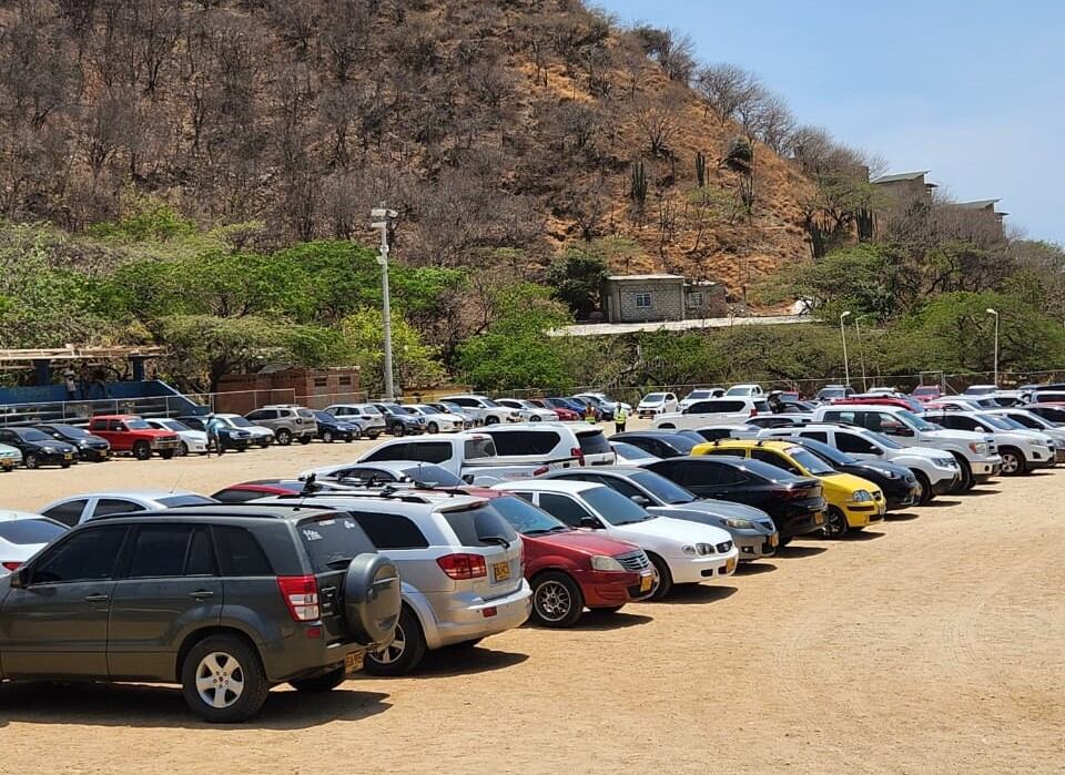 Debido al ingreso masivo de vehículos, procedentes en su mayoría de otros destinos del Caribe colombiano, en las principales playas de Santa Marta se tuvo que cerrar el acceso el Jueves y Viernes Santos, debido a que se alcanzó el aforo permitido.