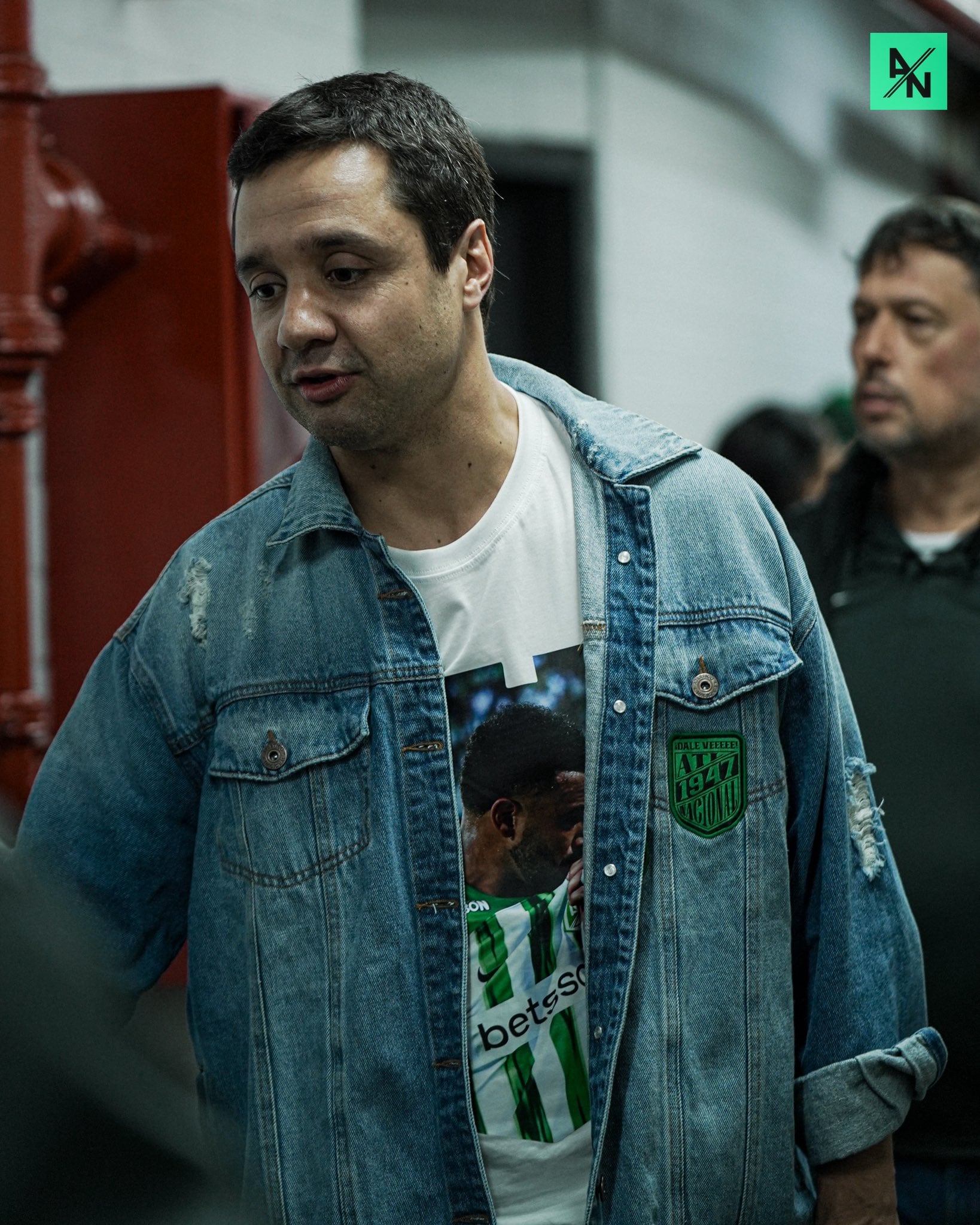 Sebastián Arango, presidente de Atlético Nacional, visitendo una camiseta con la imagen de Edwin Cardona besando el escudo