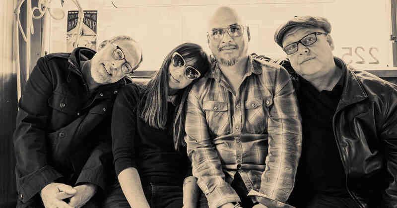 David Lovering, Paz Lechantin, Joey Santiago y Black Francis en 2016, cuando lanzaron su LP 'Head Carrier'.