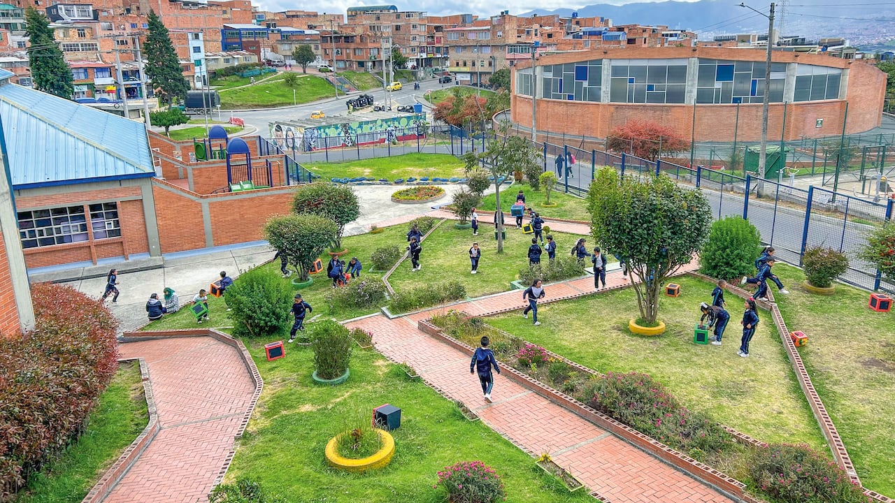 Mansour Al Mansour, el mejor profesor del mundo visitó un colegio en Ciudad Bolívar, Bogotá.