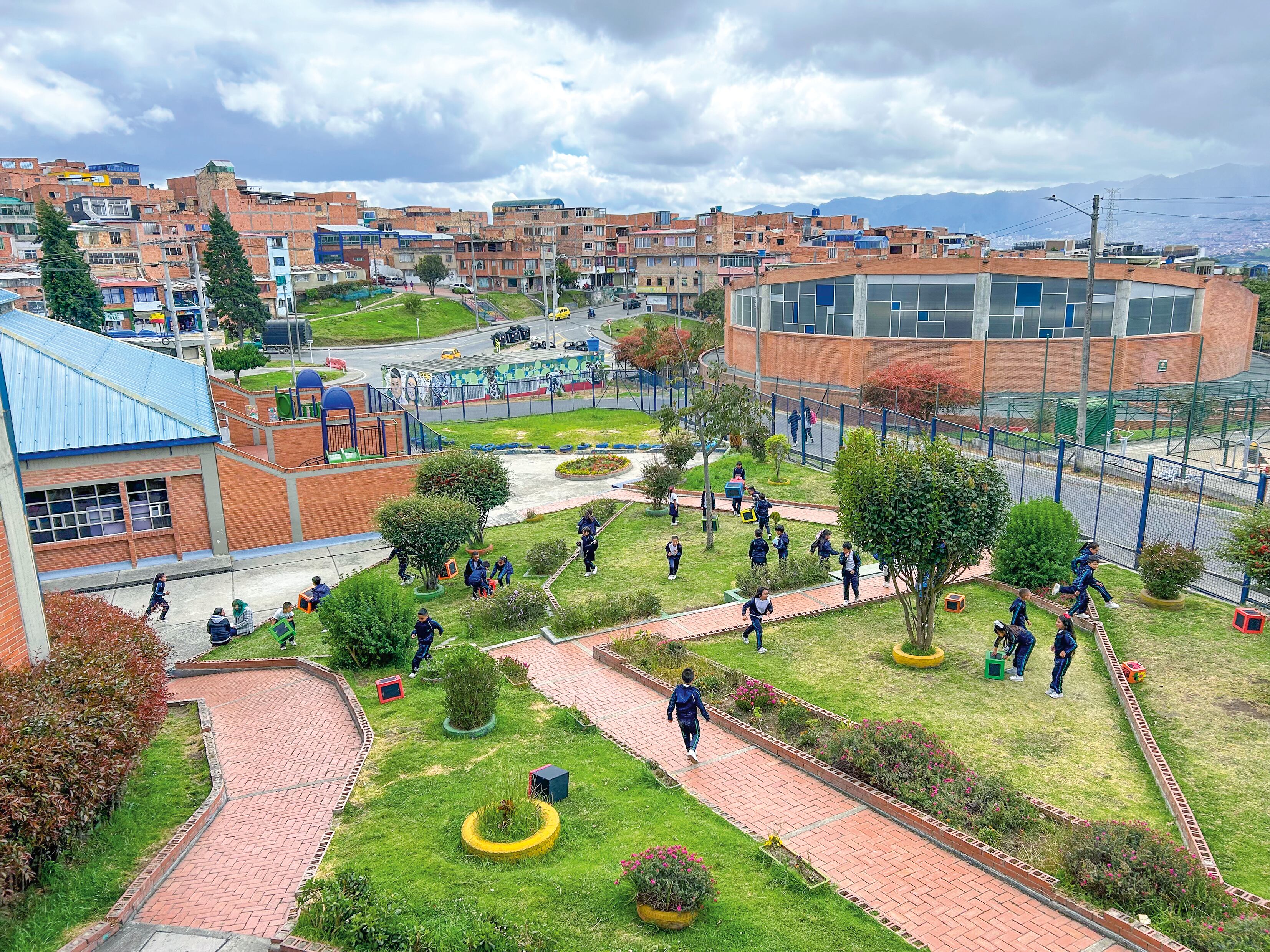 Mansour Al Mansour, el mejor profesor del mundo visitó un colegio en Ciudad Bolívar, Bogotá.