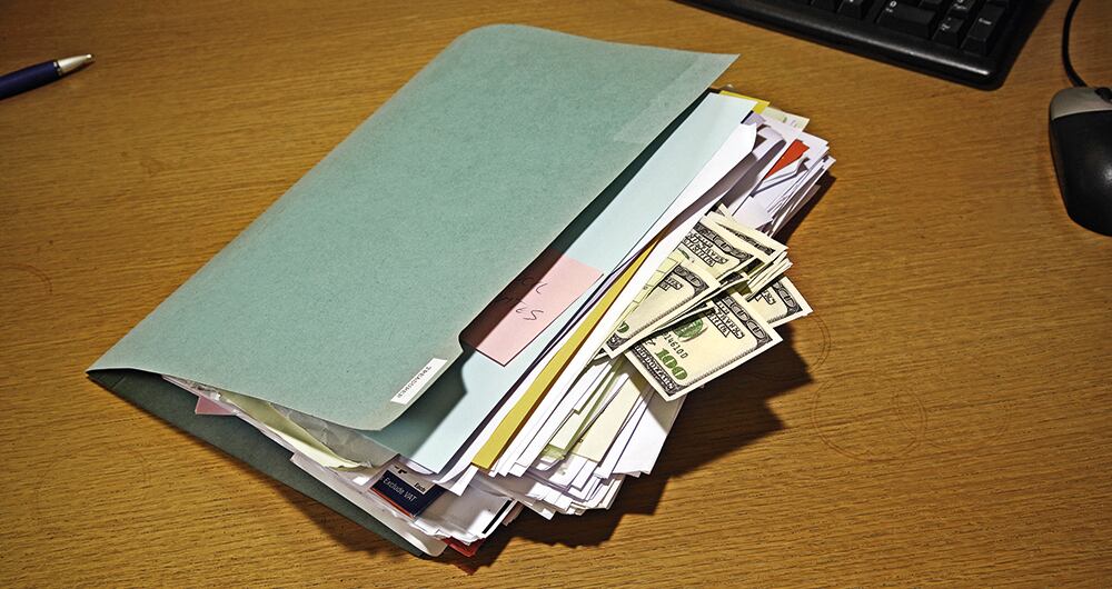 El allanamiento a la casa del expresidente Donald Trump se mantiene con el fuego vivo. 