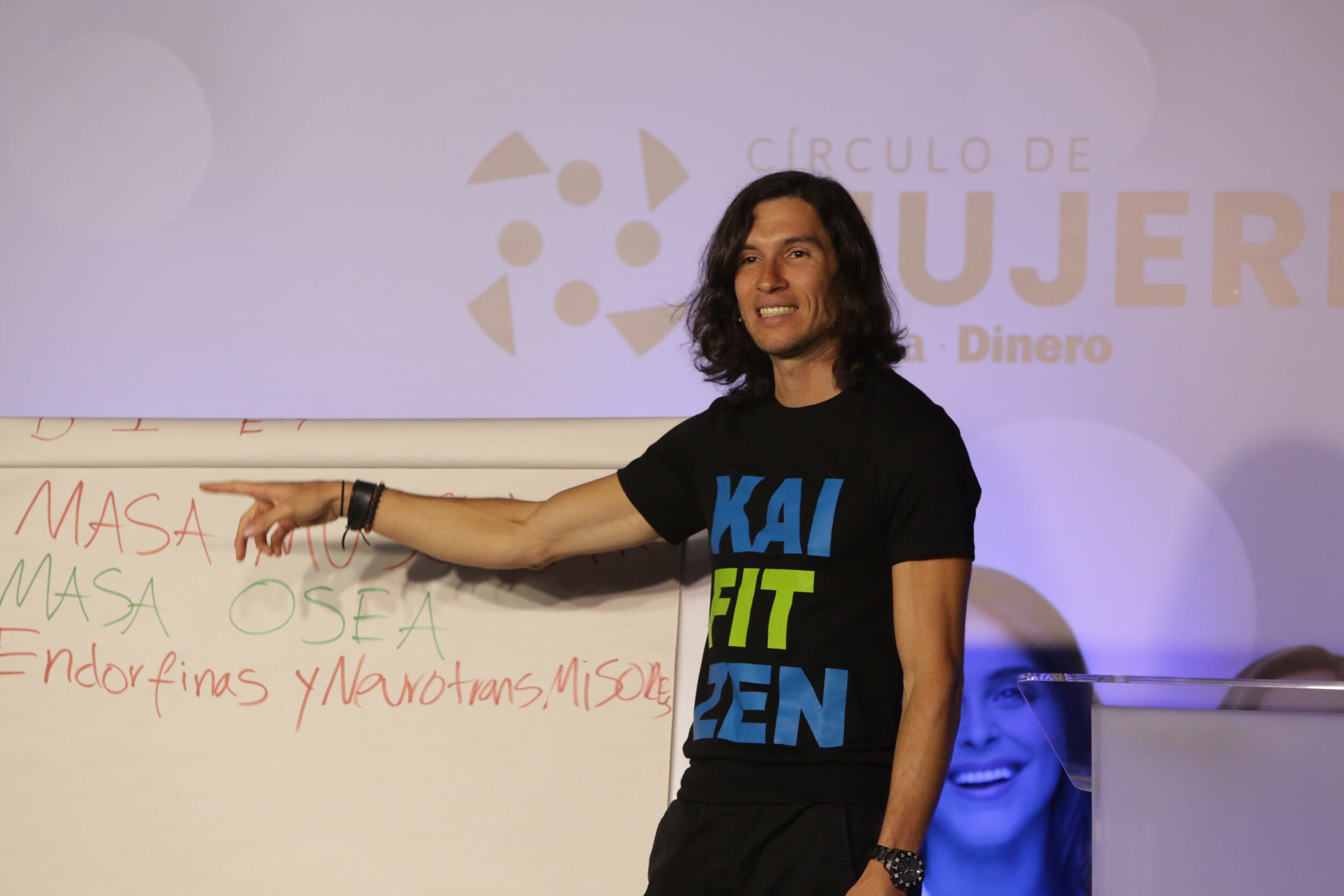 El enfoque de David en la nutrición y el ejercicio como pilares del bienestar también fue un punto central de la charla.