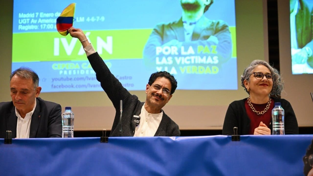 Enrique Santiago (izq), Iván Cepeda (ctr) y María José Pizarro (der).