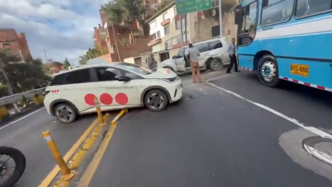 Cierre vial tras choque.
