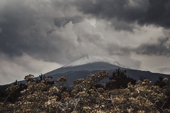 El Popocatépetl, cuyo proceso eruptivo se reactivó en diciembre de 1994, se ubica en los límites de los estados de México, Morelos y Puebla. Photographer: Koral Carballo/Bloomberg via Getty Images