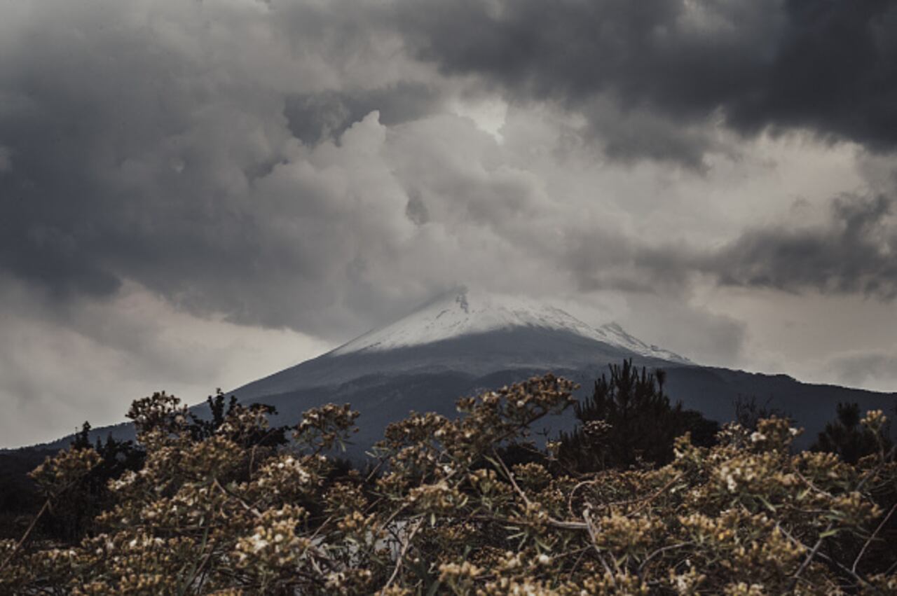 El Popocatépetl, cuyo proceso eruptivo se reactivó en diciembre de 1994, se ubica en los límites de los estados de México, Morelos y Puebla. Photographer: Koral Carballo/Bloomberg via Getty Images