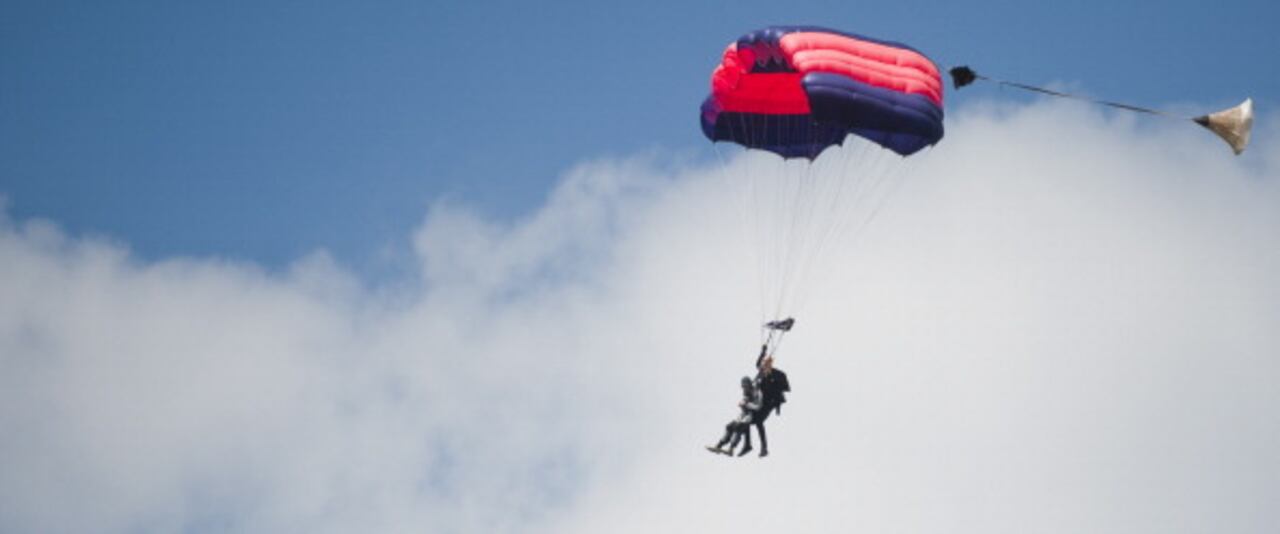 Al llegar del salto, un empleado del Guinness Records estaba pendiente para evidenciar que se cumpliera el reto y poder entregar el trofeo a Larsson, al parecer, el anterior anciano tenía 103 años con 181 días cuando batió la marca, sin embargo, esta mujer tenía, además, 103 años y 259 días, lo que ponían un poco más alta la vara para el siguiente adulto mayor que quiera superarlo.