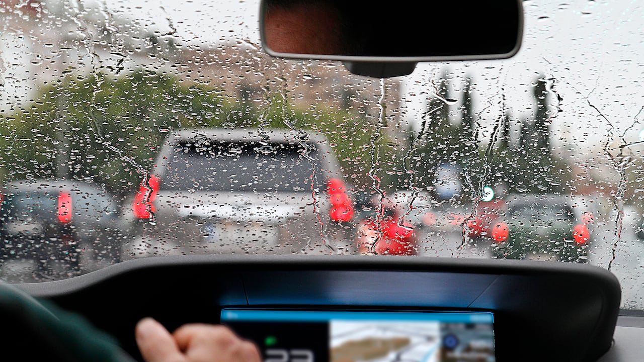 Manejar bajo la lluvia puede ser un desafío