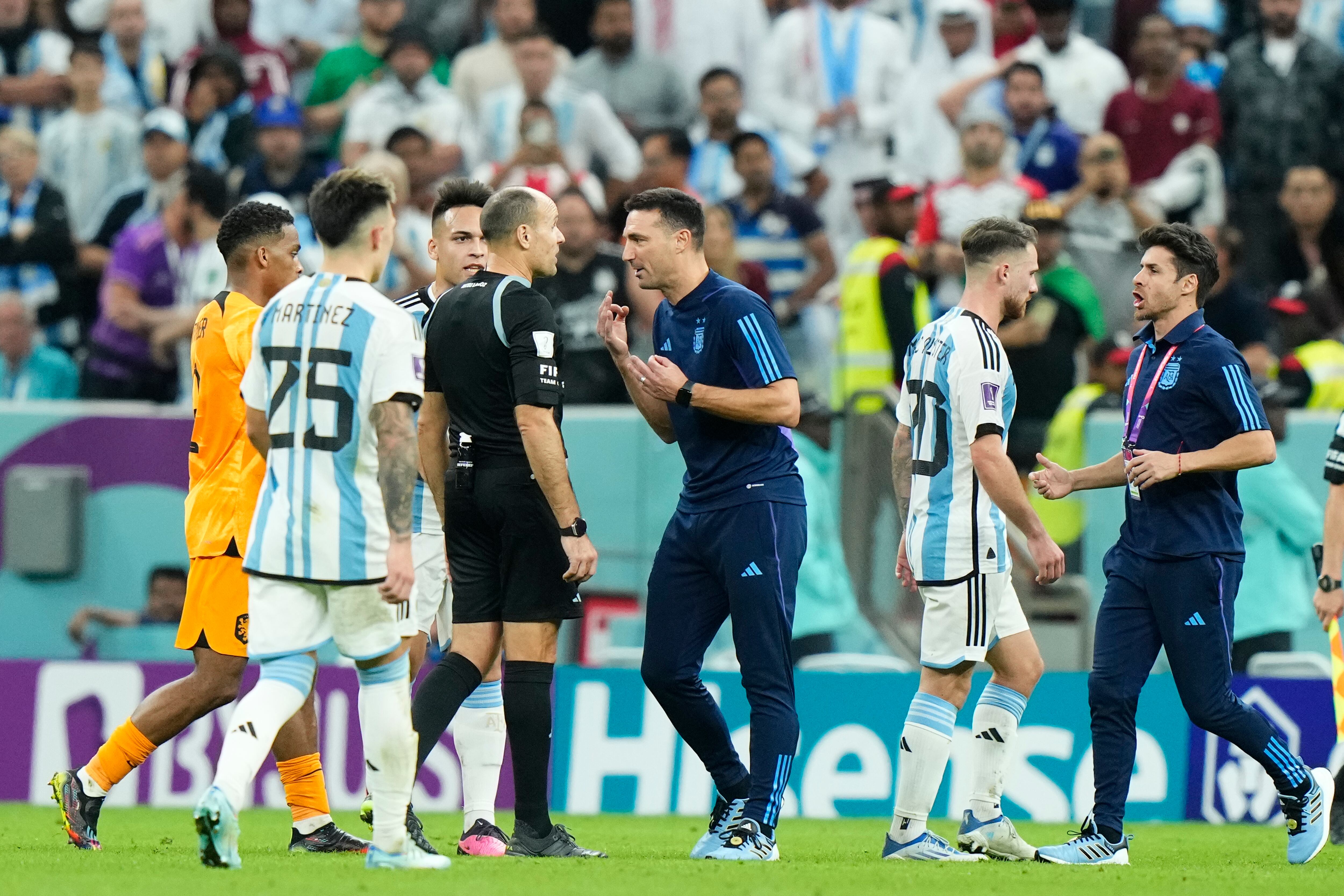 Lionel Scaloni discutiendo con el árbitro Mateu LaHoz.