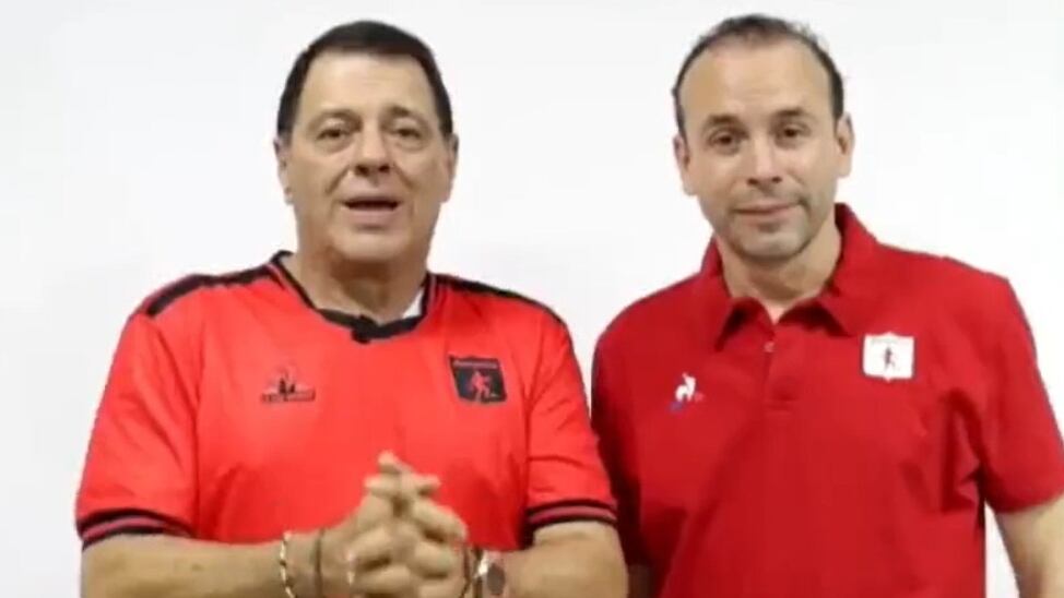 Tulio Gómez y Alejandro Eder posando, juntos, con la camiseta del América de Cali.