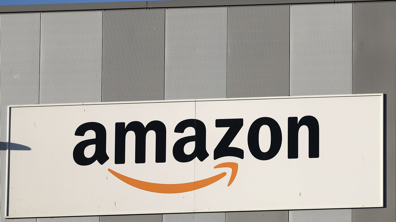 Renania del Norte-Westfalia, Colonia: centro logístico de Amazon. En Colonia, la aduana y la policía han inspeccionado a los conductores de entrega de paquetes del minorista en línea Amazon en Colonia. Están verificando si los conductores están empleados a través de cadenas de subcontratistas por debajo del salario mínimo legal o ilegalmente. Los agentes de policía comprobaron el estado de los camiones de reparto.