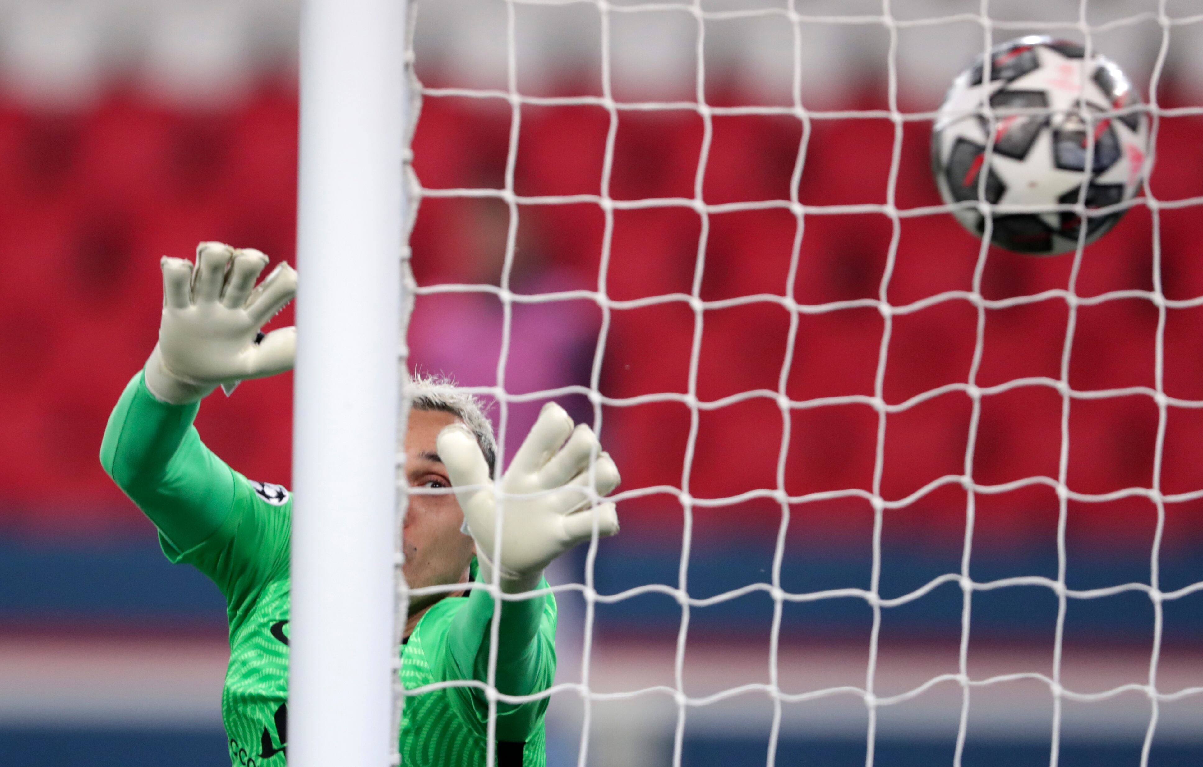 El portero del PSG, Keylor Navas, no logra atajar durante el partido de ida de la semifinal de la Liga de Campeones entre el Paris Saint Germain y el Manchester City en el estadio Parc des Princes, en París, Francia, el miércoles 28 de abril de 2021 (AP Photo / Thibault Camus). )