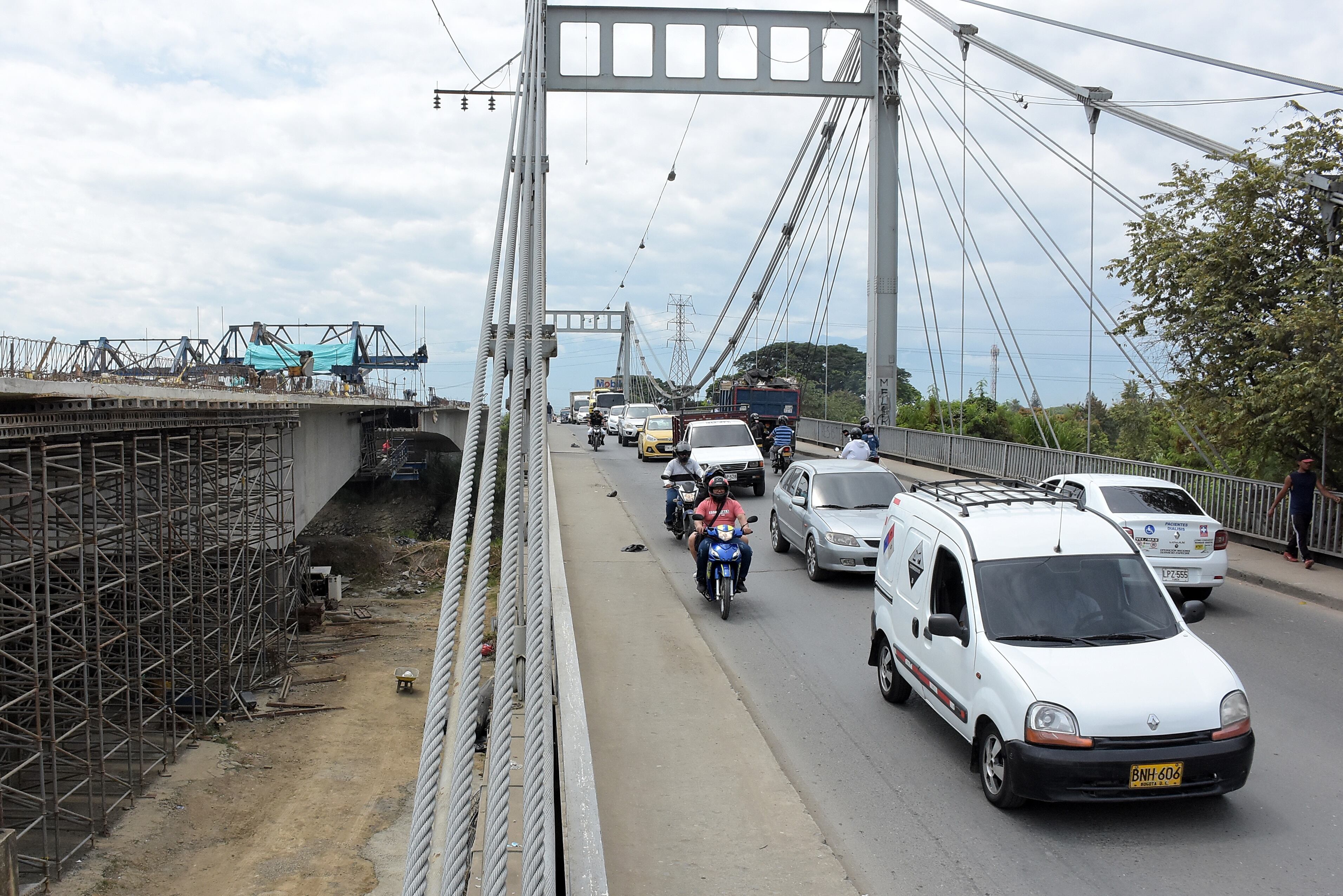 Con la construcción de los accesos al nuevo puente de Juanchito en marcha, desde este martes 1 de agosto se implementará un plan de desvíos y cambios viales en jurisdicción de Candelaria y Palmira. Diego Adolfo Méndez, secretario de Movilidad del Valle, dijo que el propósito es disminuir los tiempos de desplazamiento y evitar traumatismos en el sector, por donde circulan diariamente alrededor de 30 mil vehículos.