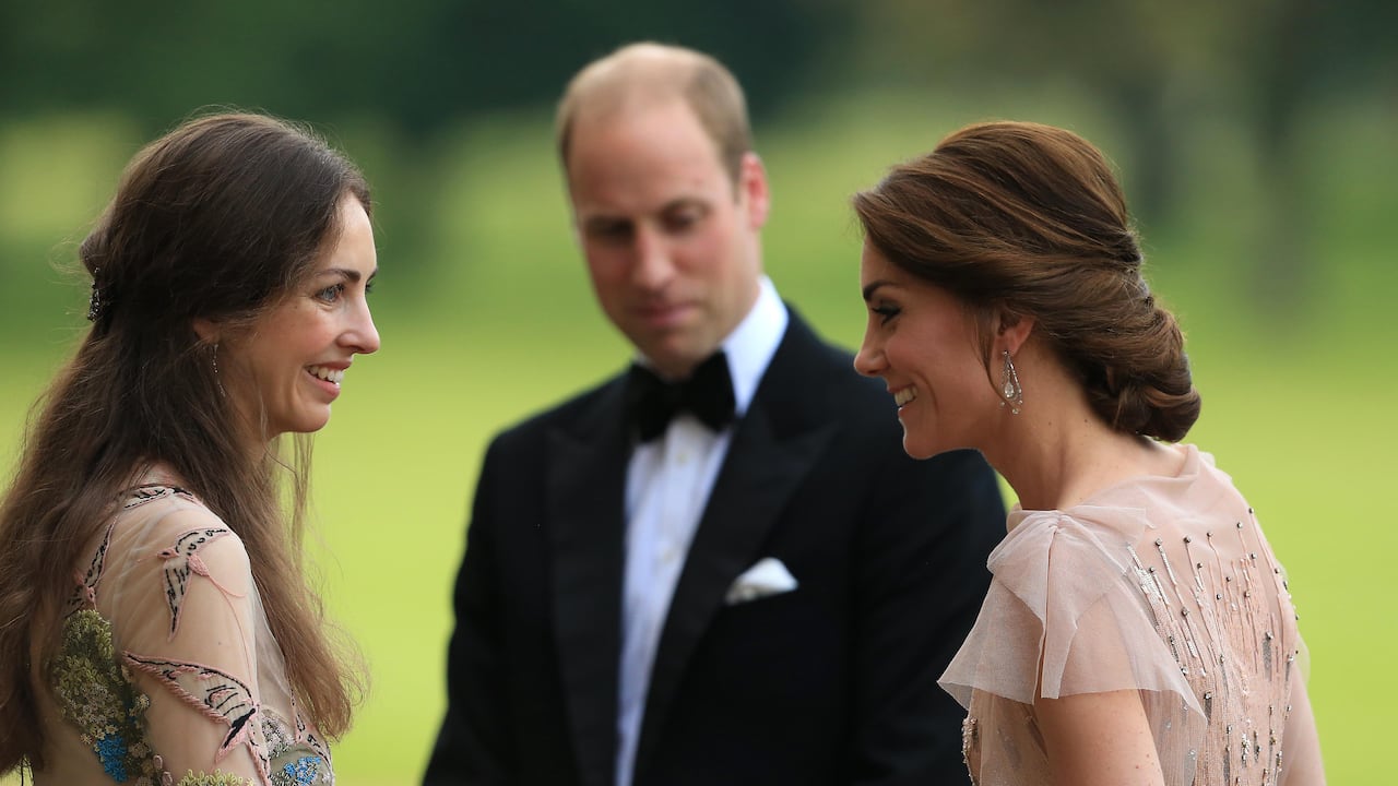 William y Kate con Rose Cholmondeley, marquesa de Cholmondeley en 2016, tres años años antes de que estallara el rumor del romance entre el príncipe y Cholmondeley.