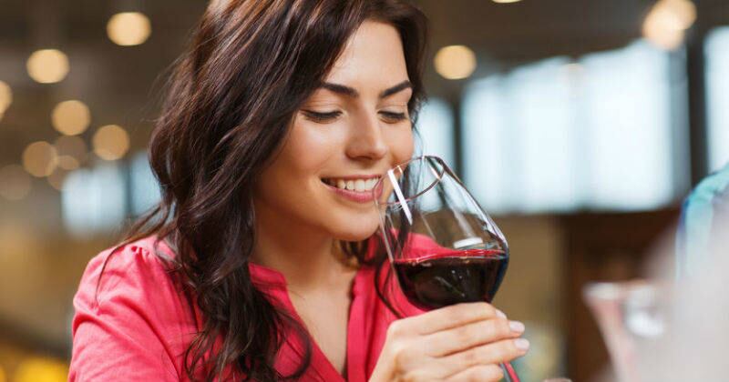 Una de las dudas más frecuentes relacionadas con la vacuna contra el coronavirus, además de si es efectiva o no, es la de si existen consecuencias relacionadas con ingerir alcohol luego de vacunarse. 