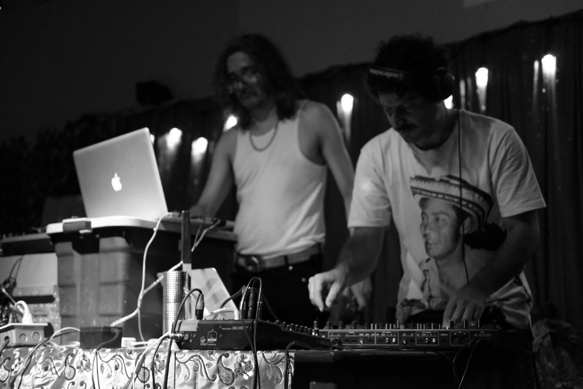 Immanuel Miralda, mejor conocido como Ima Felini, ha trazado un camino en el que converge la tradición con la experimentación. Con su proyecto Amantes del Futuro el productor mexicano ha construido un universo sonoro en el que convergen algunas de las distintas vertientes de la cumbia con la influencia del ambient, el techno o el dub.