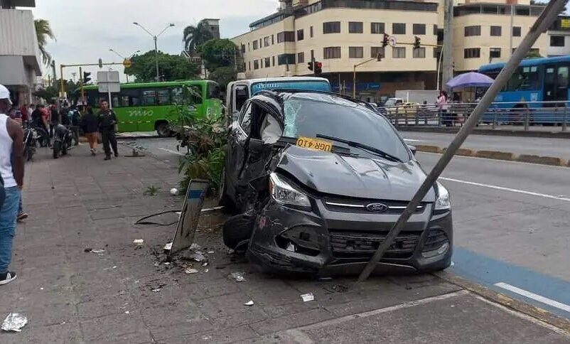 El vehículo colisionó con un bus alimentador del MIO en la calle 5 con carrera 34 de Cali.