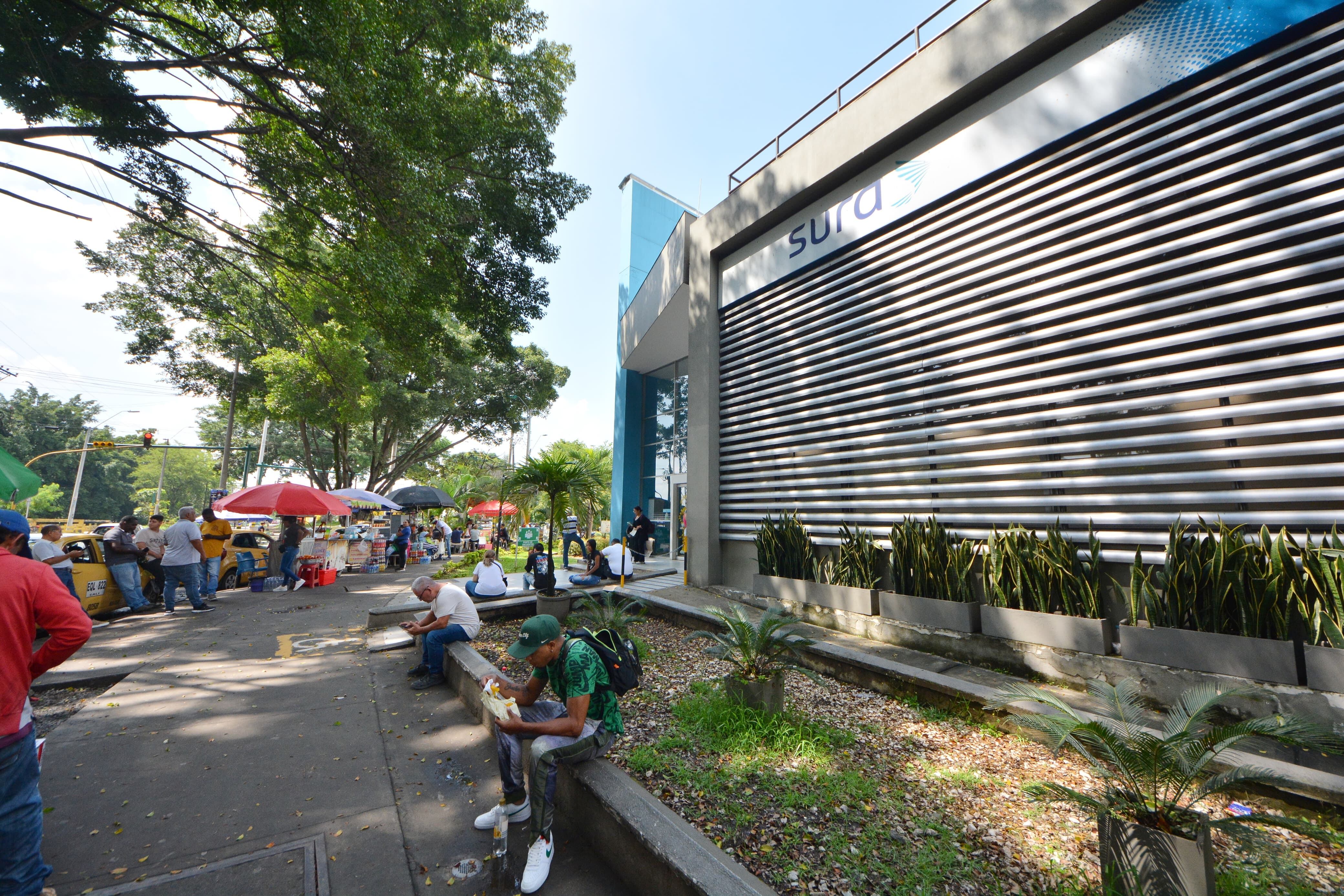 Los pacientes de Sura en Cali no saben qué pasará con la atención en los próximos días. Foto Jorge Orozco.